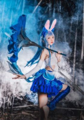 隔着衣服轻揉她的胸
